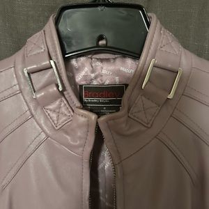 A little discoloration under one arm.
Used real leather lavender coat.
Lined